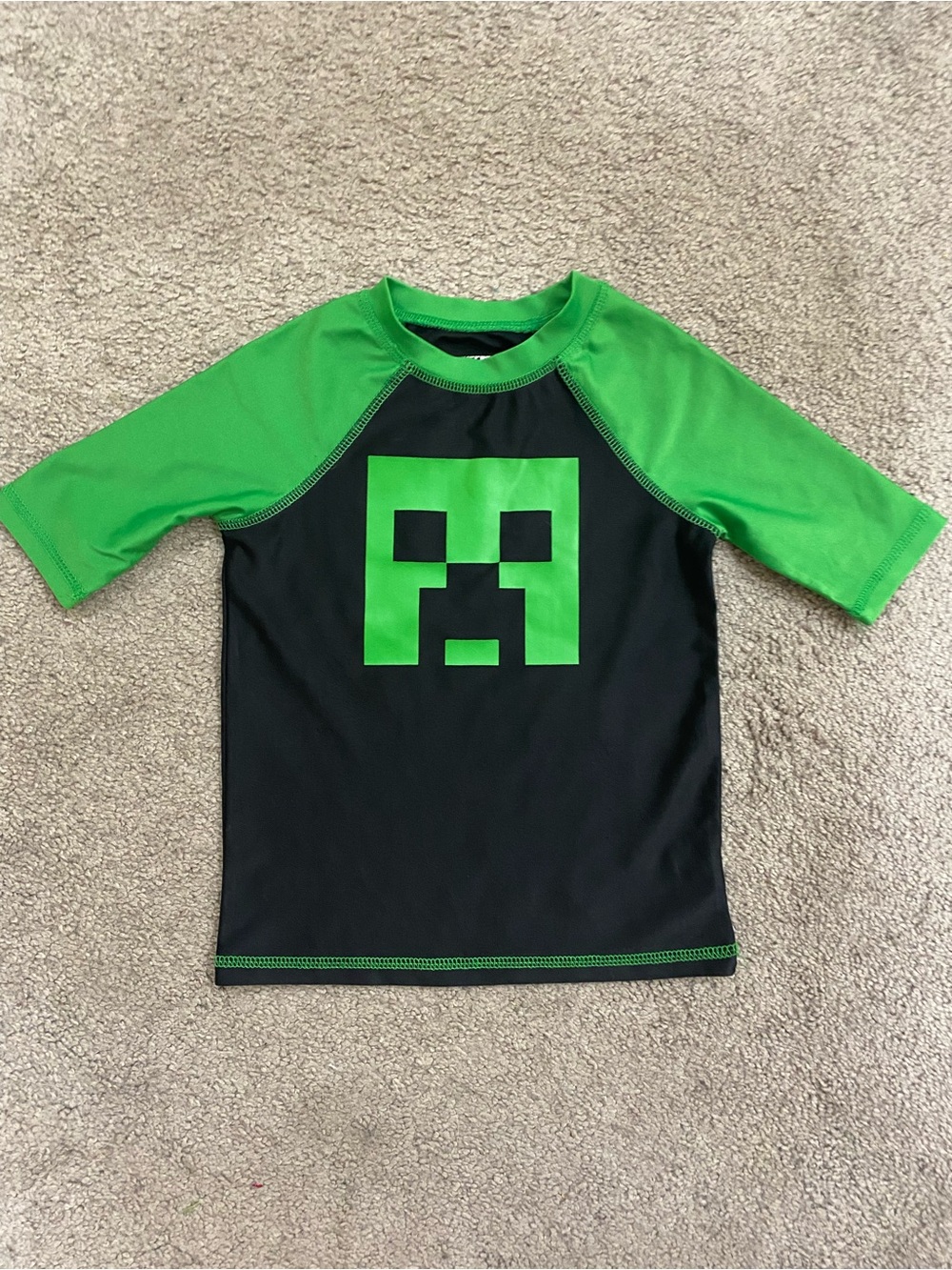 Boys Minecraft Rashguard size 4/5 - Picture 4 of 7